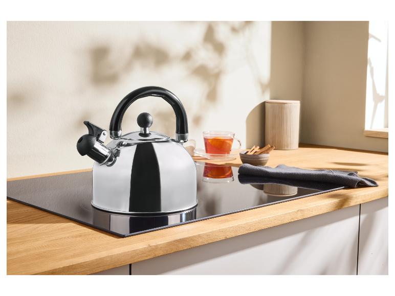 Verchroomde fluitketel in moderne keuken met thee en kaneel
