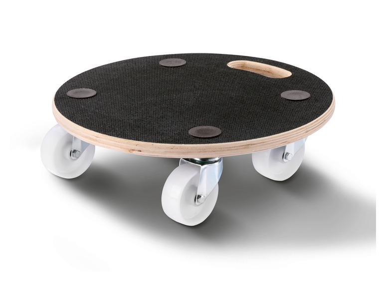 Een ronde houten plantkar met wielen.