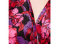 Close-up van een zwarte blouse met roze en rode bloemenprint.