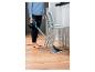 Persoon reinigt houten vloer met een Bissell PowerFresh stoommop.