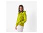 Vrouw in een limoengroene hoodie en witte broek