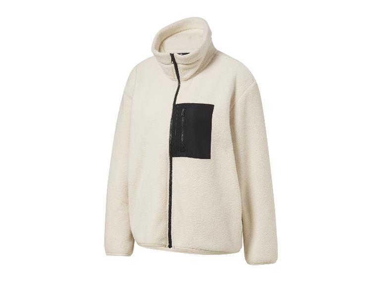 Een crèmekleurige fleecejas met een zwarte zak.