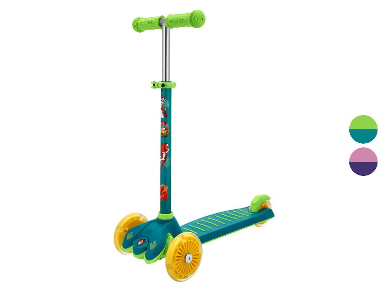 Groene en blauwe driewielige kinderstep met gele wielen en cartoonontwerpen.