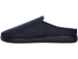 Donkerblauwe vilten pantoffel met zwarte zool, van de zijkant gezien.