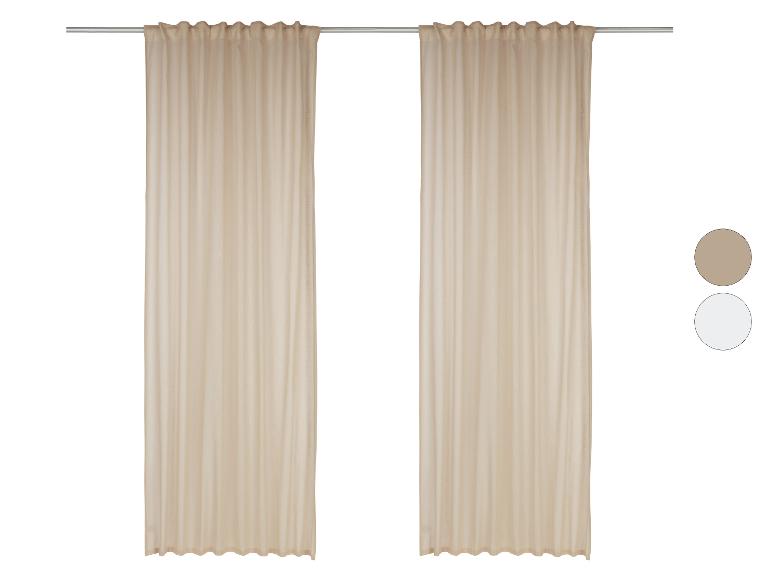 Beige transparante gordijnen aan een roede, verkrijgbaar in beige en wit.