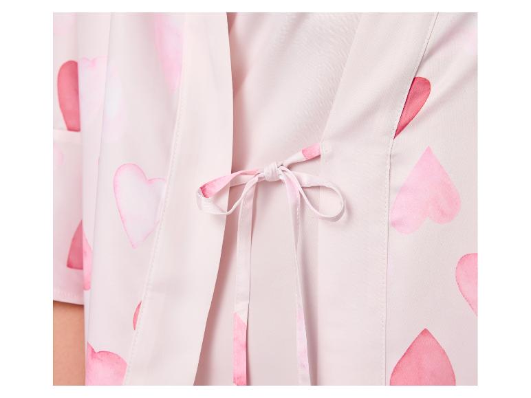 Roze satijnen kamerjas met hartenpatroon en strik in de taille.