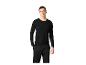 Man in zwart shirt met lange mouwen en zwarte joggingbroek.