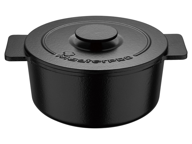 Een zwarte gietijzeren kookpot met deksel van MasterPro.