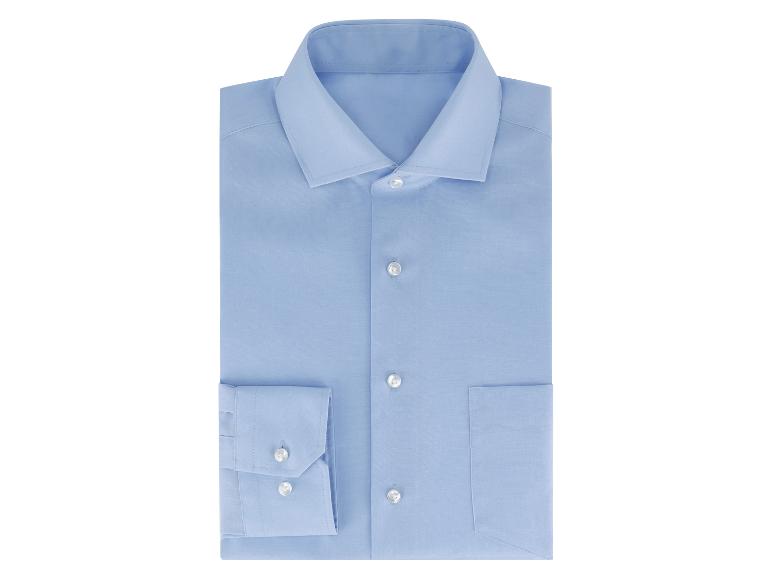Lichtblauw heren overhemd met lange mouwen, opgevouwen op een witte achtergrond.