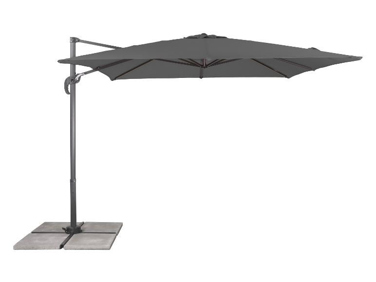 Grijze zweefparasol met betonnen tegelvoet.