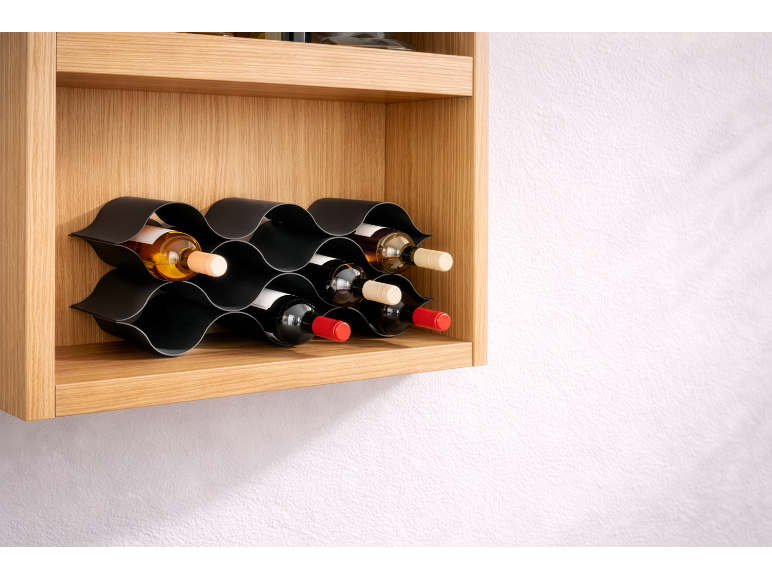 Houten plank met een zwart golvend wijnrek met zes flessen.