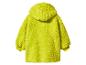 Pluizige geelgroene jas met capuchon, van achteren gezien.