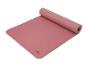 Een roze yogamat van Crivit, opgerold.