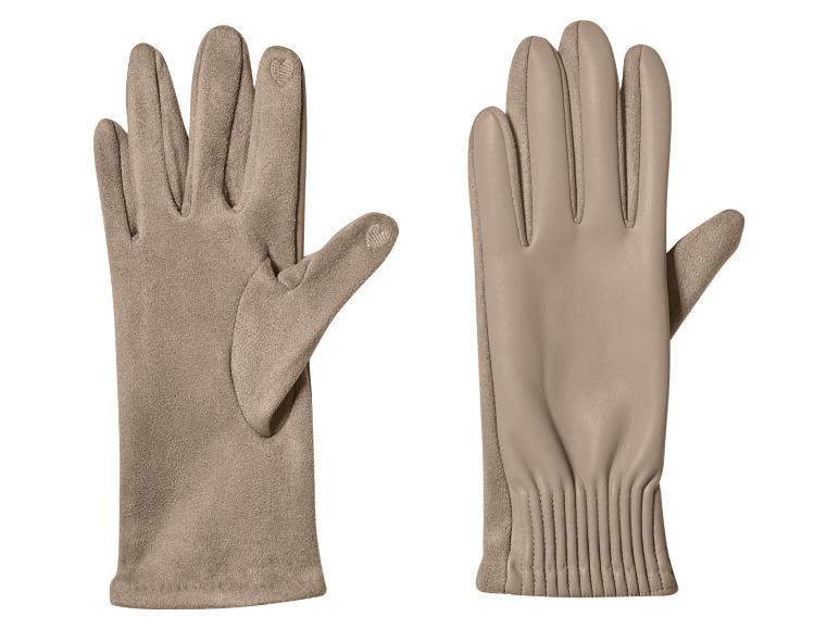 Beige leren en suède handschoenen met hartjes op de vingertoppen.