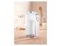 Witte SilverCrest handmixer op een houten aanrecht met een kom en melk.