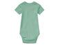 Een lichtgroen babypakje met korte mouwen.