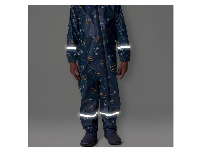 Een blauwe regenjas met reflecterende strepen en een print van dieren.