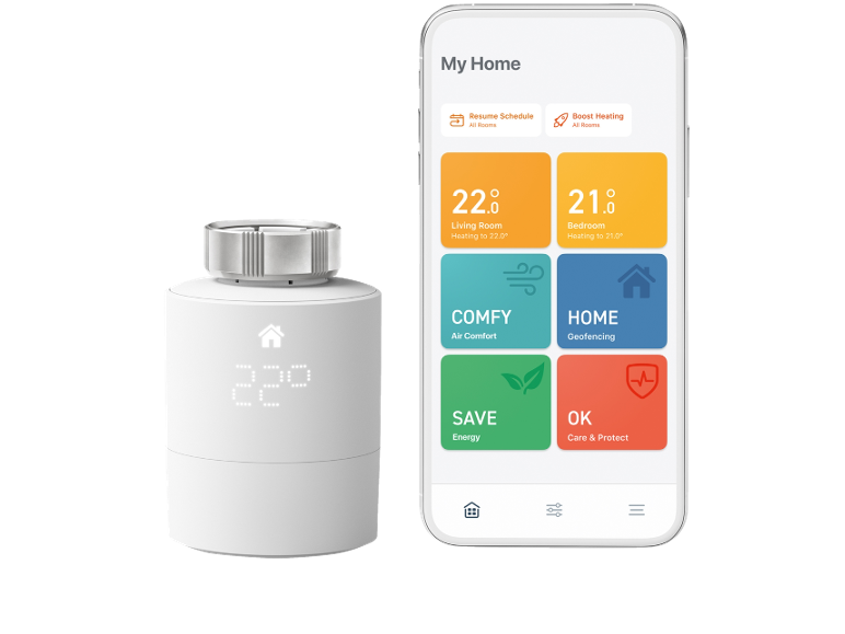 Een witte slimme thermostaat en een smartphone-app voor huisbeheer.