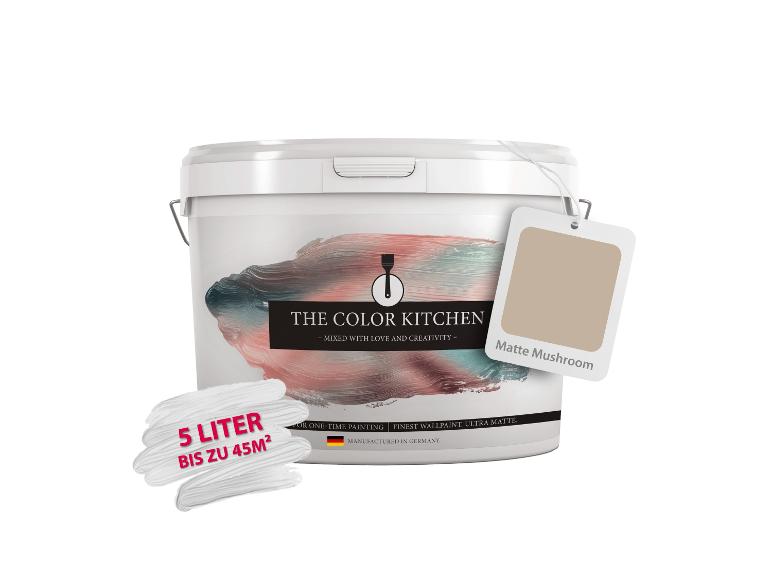 Een witte verfemmer met een etiket voor de kleur 'Matte Mushroom', 5 liter voor 45m², geproduceerd in Duitsland.