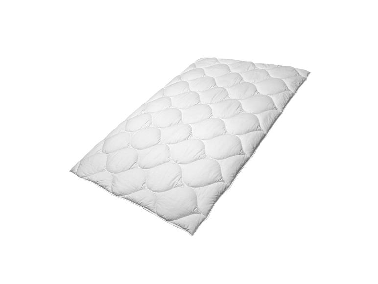 Wit gewatteerd dekbed, dubbelgevouwen