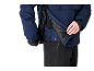 Man in blauwe winterjas met uitneembare voering en zwarte broek.