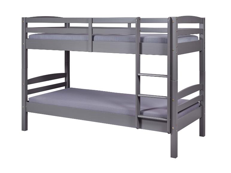 Grijs stapelbed met matrassen.