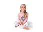 Meisje in roze Minnie Mouse pyjama met gestippelde broek.