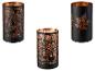Drie zwarte kaarsenhouders met koperen details en verschillende patronen.