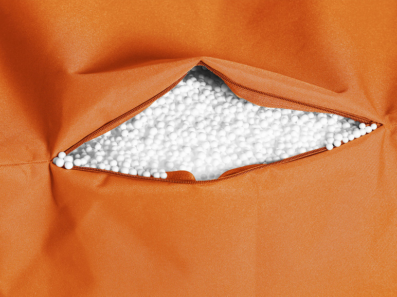 Een oranje stoel met een rits open, die witte vulling laat zien.