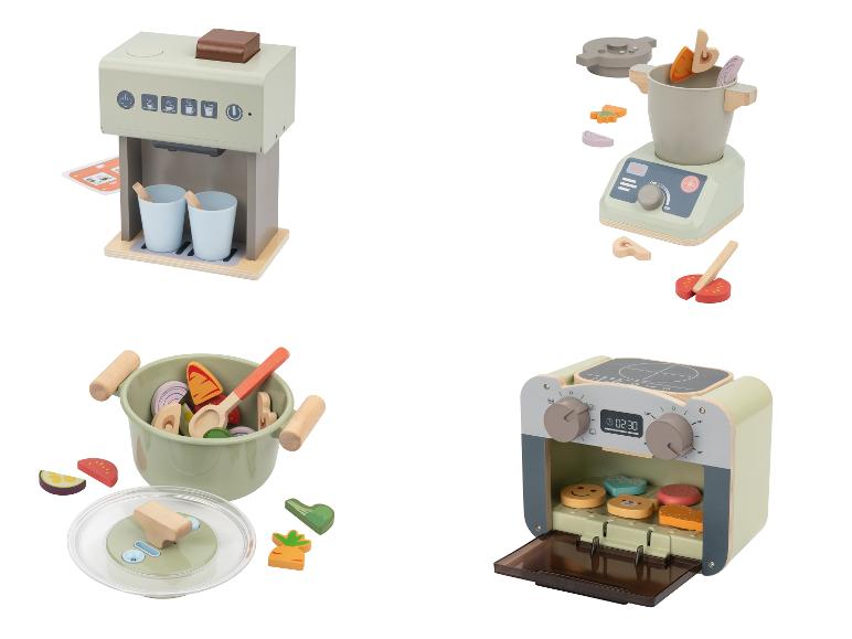 Houten speelgoedkeukenapparaten waaronder een koffiezetapparaat, blender, pan en oven.