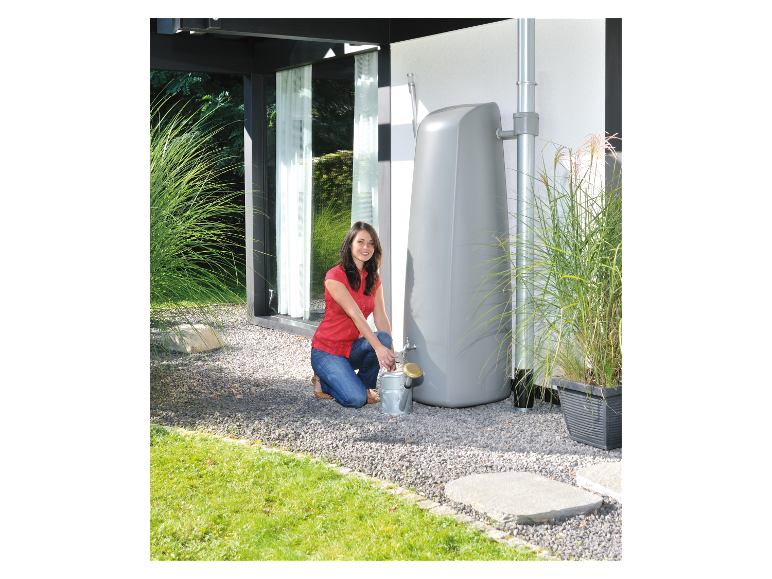 Regenton: vrouw gebruikt een grijze regenton om te sproeien.