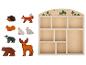 Houten dierenfiguren en een houten plank met bosthema