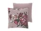 Twee kussens, één met bloemenprint en één effen roze.