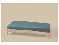 Houten bank met blauwgroen kussen op beige achtergrond.