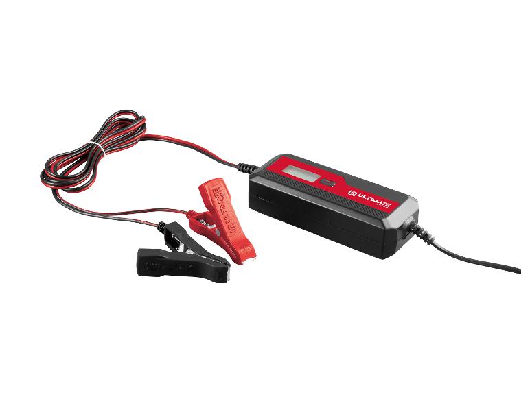 Acculader met rode en zwarte klemmen, een rood scherm en een zwarte behuizing.