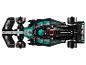 Bovenaanzicht van een zwarte en turquoise LEGO Formule 1-raceauto met sponsorlogo's.