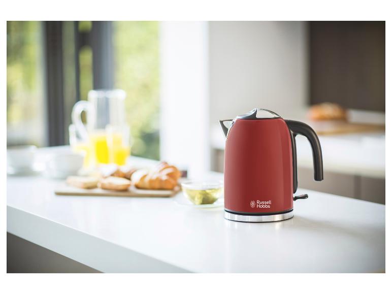 Een rode waterkoker van Russell Hobbs op een aanrecht