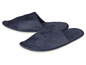 Twee paar blauwe, pluche slippers voor mannen.