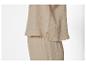 Beige top en broek van zachte stof.