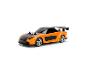 Oranje en zwarte speelgoedauto met spoiler.