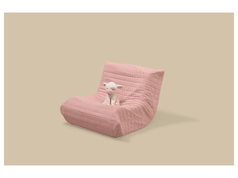 Roze vloerstoel met een wit lam knuffeldier erop.