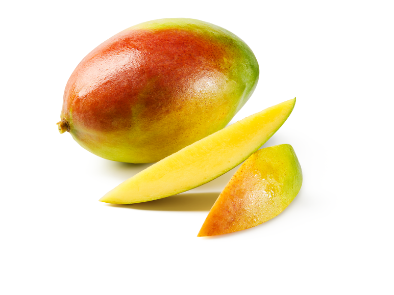 Hele mango en twee plakjes verse mango op een witte achtergrond.