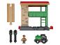 Een houten speelgoedset met een treinstation, trein, figuur en accessoires.