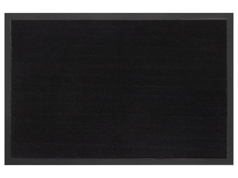 Donker, fluweelzacht tapijt op een donkere achtergrond.