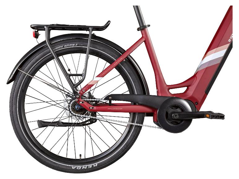 Rode elektrische fiets met bagagedrager, spatbord en zichtbare ketting.
