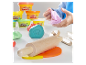 Play-Doh klei en houten gereedschap in kinderhanden.