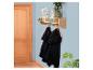 Houten wandkapstok met plank, lades en decoratieve items.