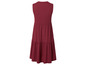 Een donkerrode, mouwloze jurk met een geplooide rok.