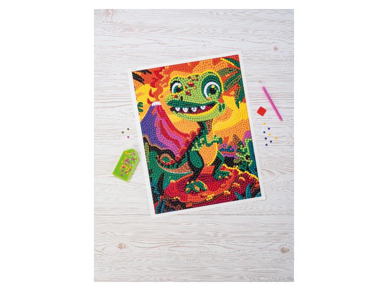Een voltooid diamanten schilderij van een cartoon dinosaurus bij een vulkaan.