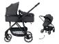 Grijze modulaire kinderwagen met reiswieg en zitje, met een pijl die opvouwen aangeeft.